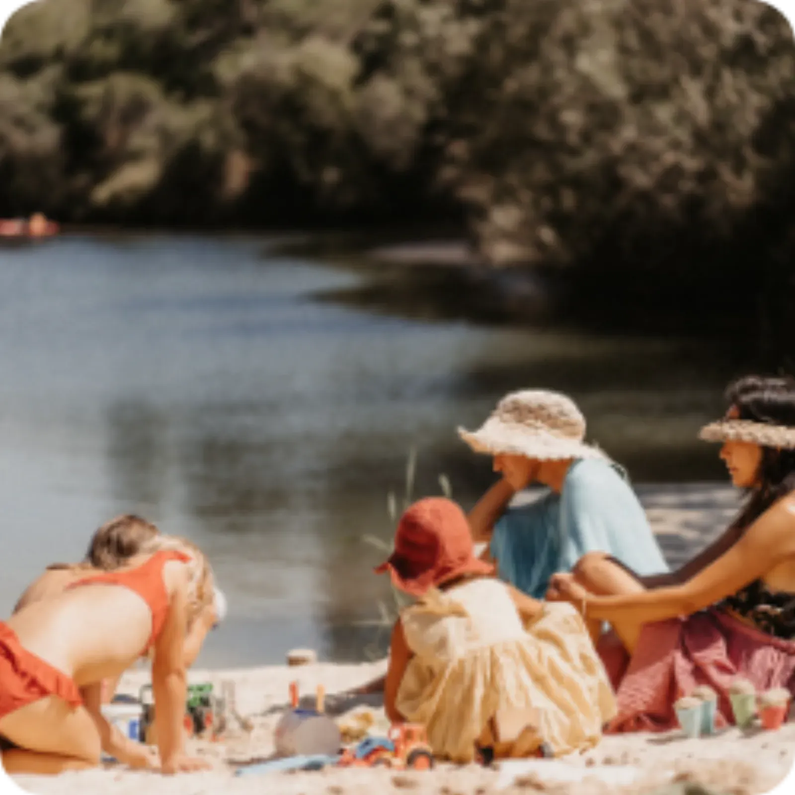 Famílias a brincar junto ao lago