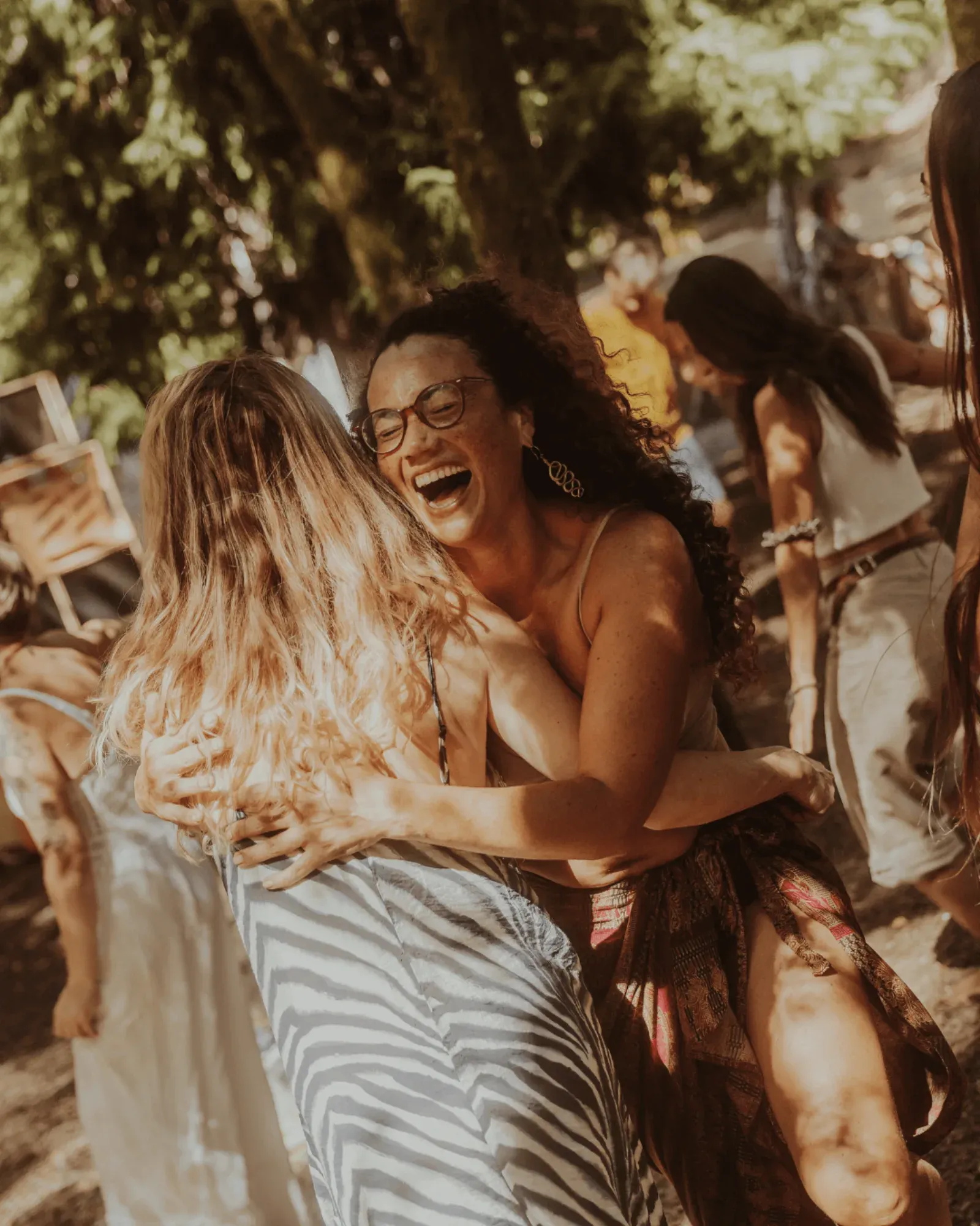 Duas mulheres a rir num abraço