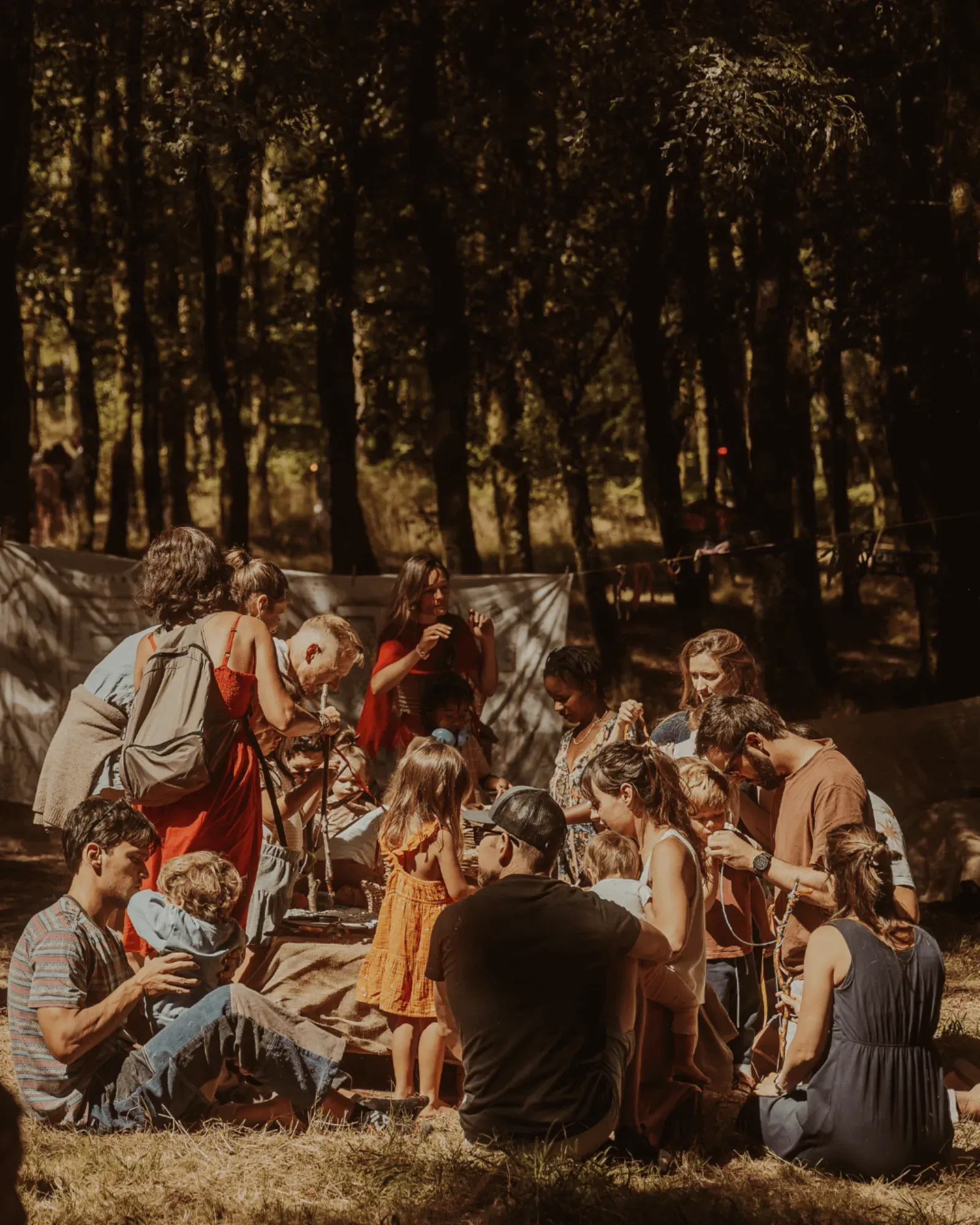 Um círculo de pessoas sentadas juntas na floresta