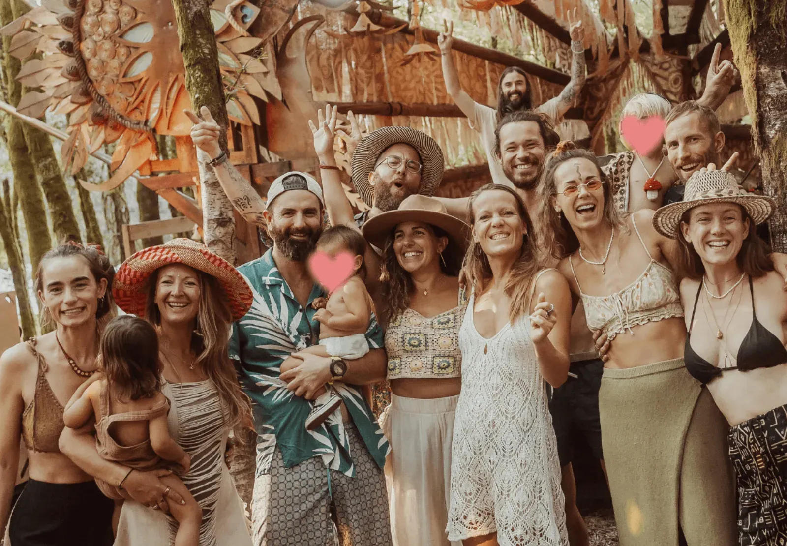 Um grande grupo de participantes a sorrir juntos